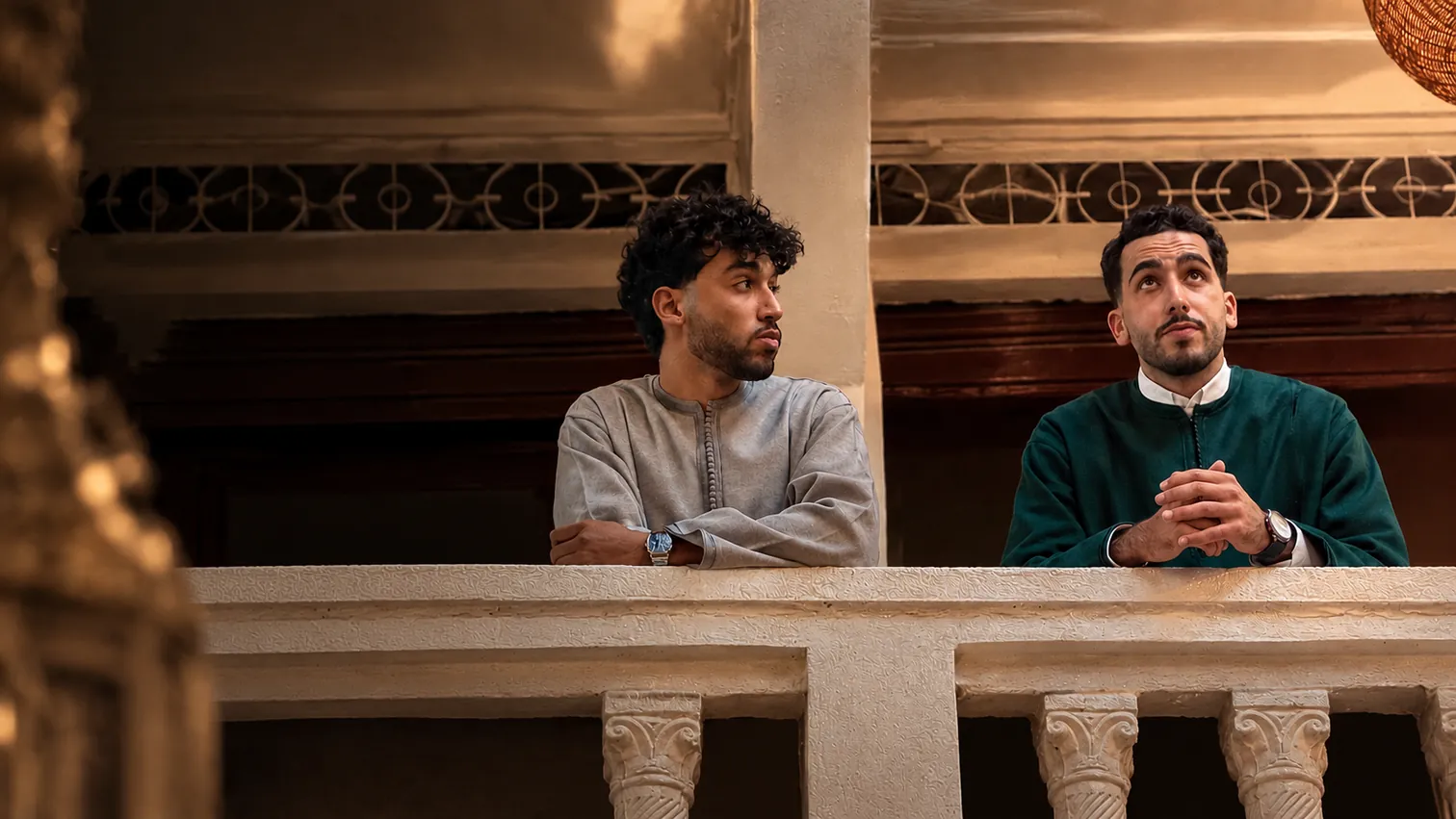 Marque marocaine homme HAYDAR : deux hommes en vêtements traditionnels sur le balcon d’un riad